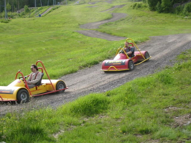 Leiri 2004 Mäenlaskua hyppyrimäeltä.