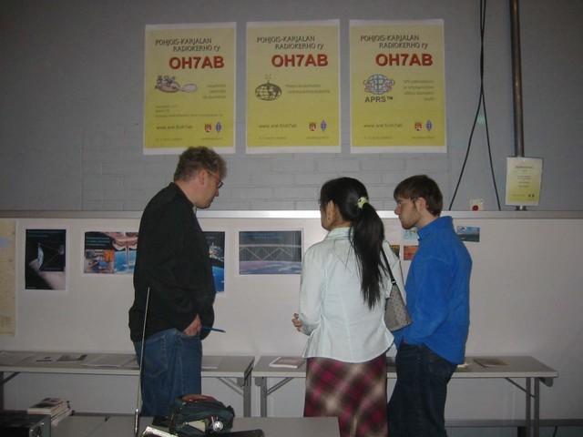 Arto OH7BD selostaa radioaaltojen etenemistä.