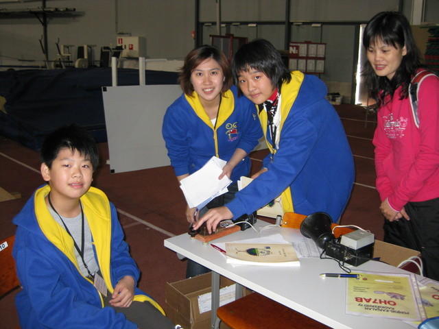 Thaimaalaiset vierailijat.[b]