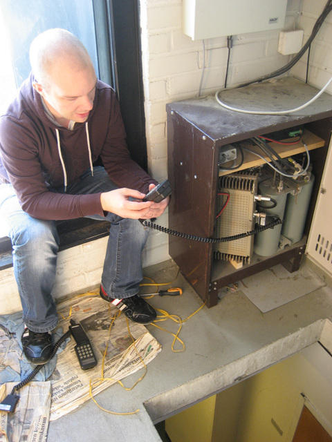 Raimo OH4HLO säätää OH7RUB:in kuntoon