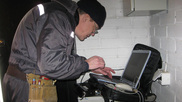 Juha OH7HJ päivittämässä digipeateria. Nuotteja lukemassa Rami OH4HLO. Tunnus OH7ABC on tästä eteenpäin OH7RDB kuva OH7VL