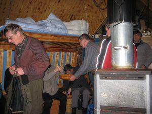 OH7UE Manu ja OH7MP myy arpoja