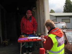 Toimistotöitä opettelemassa Markku OH7NQI